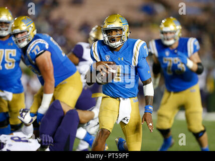 Ottobre 06, 2018 UCLA Bruins quarterback Dorian Thompson-Robinson #7 codifica con la palla durante la partita di calcio tra la UCLA Bruins e il Washington Huskies presso il Rose Bowl a Pasadena, in California. Charles Baus/CSM Foto Stock