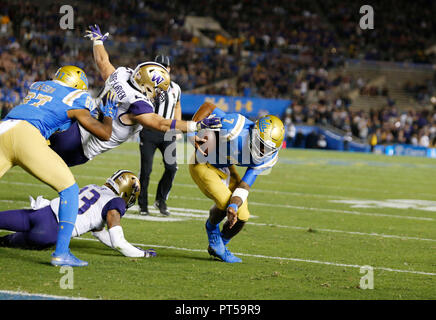 Ottobre 06, 2018 UCLA Bruins quarterback Dorian Thompson-Robinson #7 codifica con la palla durante la partita di calcio tra la UCLA Bruins e il Washington Huskies presso il Rose Bowl a Pasadena, in California. Charles Baus/CSM Foto Stock