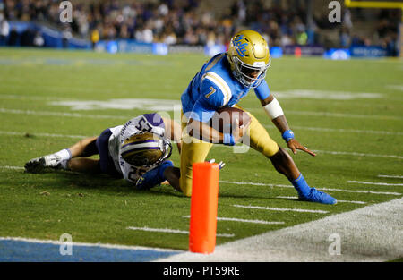 Ottobre 06, 2018 UCLA Bruins quarterback Dorian Thompson-Robinson #7 codifica con la palla durante la partita di calcio tra la UCLA Bruins e il Washington Huskies presso il Rose Bowl a Pasadena, in California. Charles Baus/CSM Foto Stock