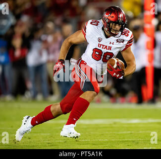 Stanford, in California, Stati Uniti d'America. 06 ott 2018. Utah Utes manualmente l'estremità Brant Kuithe (80) guadagna metri, durante una NCAA Football gioco tra la Utah Utes e Stanford Cardinale presso la Stanford Stadium a Stanford in California. Valerie Shoaps/CSM/Alamy Live News Foto Stock