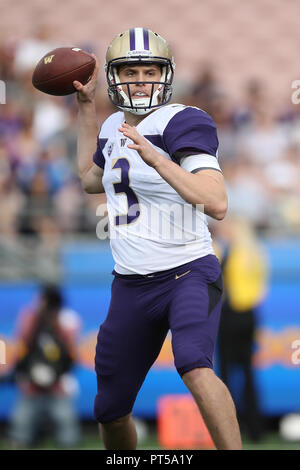 Pasadena, CA. 6 Ottobre, 2018. Washington Huskies quarterback Jake Browning (3) fa un tentativo di pasta nella prima metà del gioco durante la partita contro il Washington Huskies e la UCLA Bruins presso il Rose Bowl di Pasadena, CA. (Foto di Peter Joneleit) Credito: csm/Alamy Live News Foto Stock