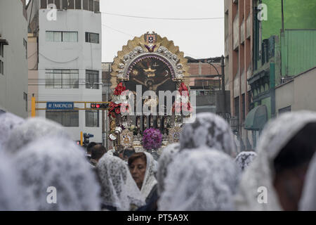 Lima, Perù. Il 6 ottobre 2018. I devoti di partecipare in una processione del Signore dei Miracoli più sapere come "El Señor de los Milagros" nella capitale peruviana Lima. Ogni anno nel mese di ottobre per quattro secoli questa processione si svolge nella città di Lima ed è conosciuto come il più importante evento religioso in Perù. Questa tradizione peruviana commemora il devastante 1746 Lima terremoto che ha lasciato solo un murale di Cristo in piedi in una zona della città. Credito: SOPA Immagini limitata/Alamy Live News Foto Stock