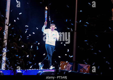 Buenos Aires, Argentina. 6 Ottobre, 2018. Un uomo visto tenendo una torcia durante la cerimonia di inaugurazione della 3a Buenos Aires 2018 Estate Olimpiadi della Gioventù. Credito: Fernando Oduber SOPA/images/ZUMA filo/Alamy Live News Foto Stock