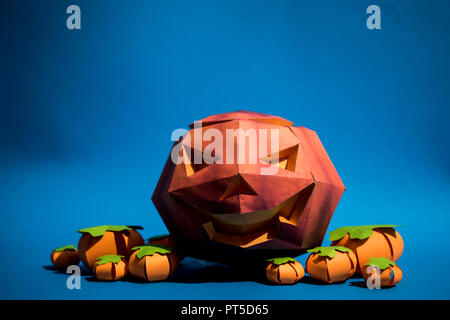 Zucca di arte di carta per la festa di Halloween. Foto Stock