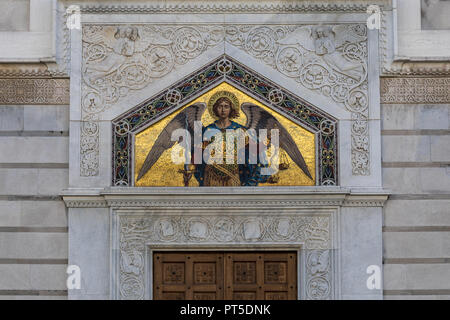 Mosaico di San Michele sulla facciata della chiesa serbo-ortodossa di San Spiridione a Trieste nel Friuli Venezia Giulia, Italia Foto Stock