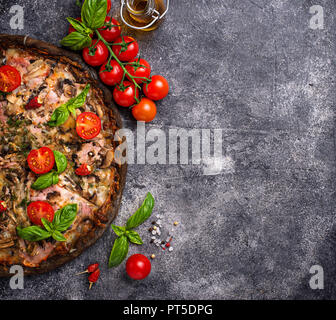 Pizza italiana sulla pasta nera. Cibo alla moda Foto Stock