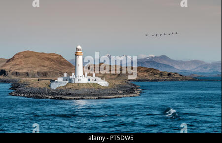 Vista sul vecchio Eilean Musdile faro in Scozia Foto Stock