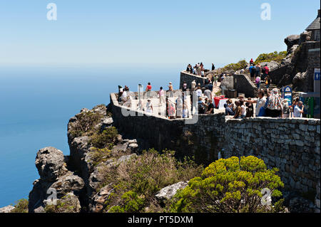 Una folla si raduna presso il punto di osservazione in cima della montagna della tavola per vedere l'antenna 360 vista del paesaggio del capo al di sotto di Foto Stock