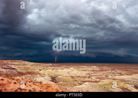 Le nuvole oscure e ominose si stagliano sul deserto dipinto vicino a Winslow, Arizona, USA Foto Stock