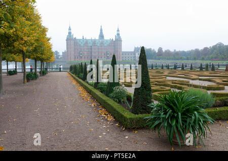 Castello Frederiksborg e il giardino barocco in Hillerød, North Sealand, Danimarca, su un nebbioso giorno di autunno Foto Stock