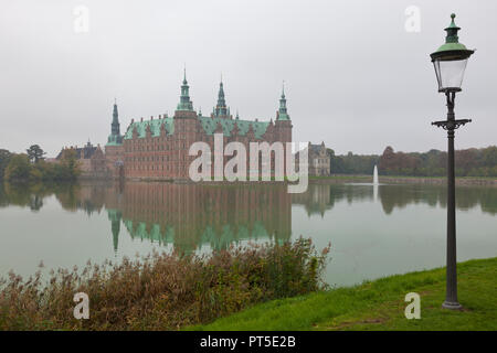 Castello Frederiksborg in Hillerød, North Sealand, Danimarca, su un nebbioso giorno di autunno Foto Stock