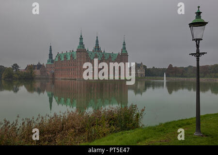 Castello Frederiksborg in Hillerød, North Sealand, Danimarca, su un nebbioso giorno di autunno Foto Stock