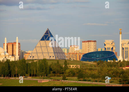 Il Kazakistan; Astana; skyline, Palazzo della pace e della riconciliazione, Foto Stock