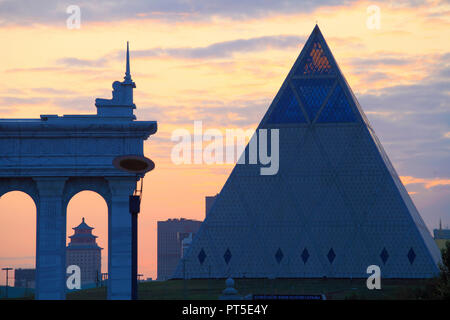 Il Kazakistan; Astana; Palazzo della pace e della riconciliazione, Foto Stock