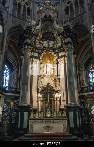 Ghent, Belgio - 23 Settembre 2018: Altare maggiore con la statua impostato nel coro della cattedrale di San Bavone. Falss luce sulla statua bianca incorniciate in oro. Resto m Foto Stock