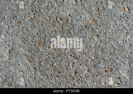 Close-up vista macro di grigio sabbia vulcanica e piccole pietre colorate superficie. Dettagliato sfondo naturale o texture prese in ambiente naturale in cra Foto Stock