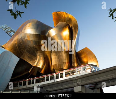 Monorotaia di Seattle con MoPOP, Museo della cultura pop. Foto Stock