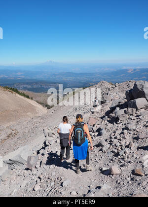 Gli escursionisti sulla Timberline sentiero del monte Hood, Oregon, panorami distanti di Mount Jefferson e il Monte Rainier in background in base a una chiara giornata. Foto Stock