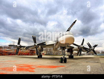 Il russo a lungo raggio bombardiere strategico TU-95 "orso" in fabbrica dopo la ristrutturazione Foto Stock