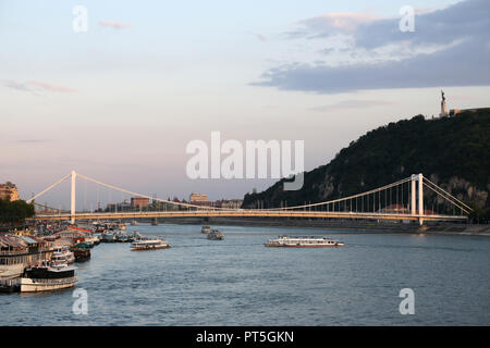 Il ponte Elisabetta e la collina Gellert Budapest tramonto cityscape Foto Stock