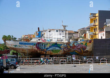 Vecchio coltello da pesca dipinte con animali marini motivazioni al porto del villaggio di pescatori di Aci Trezza, comune di Aci Castello, Catania, Sicilia, Italia Foto Stock