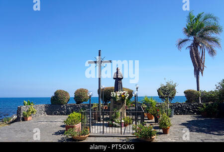 Statuel in bronzo in onore di Padre Pio a Aci Trezza, comune di Aci Castello, Catania, Sicilia, Italia Foto Stock