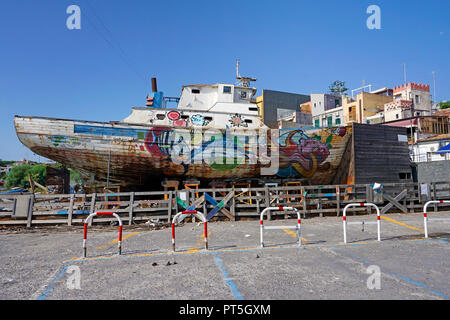 Vecchio coltello da pesca dipinte con animali marini motivazioni al porto del villaggio di pescatori di Aci Trezza, comune di Aci Castello, Catania, Sicilia, Italia Foto Stock