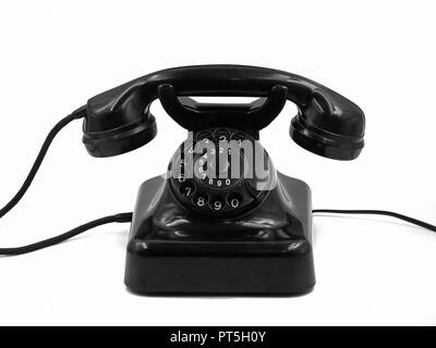 Vista frontale del vecchio nero vintage manopola telefono isolato su sfondo  bianco, retrò telefono in bachelite Foto stock - Alamy