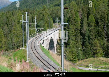 I binari ferroviari su un ponte in pietra, nelle alpi svizzere nei pressi di Brail nella regione di Maloja nel cantone svizzero dei Grigioni. nella valle dell'Inn Foto Stock