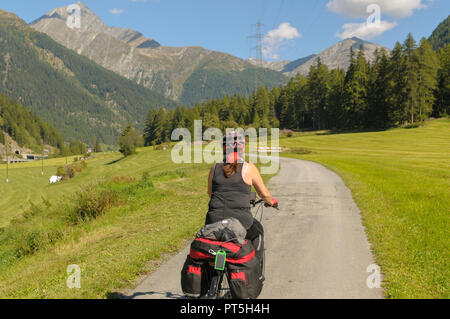 Ciclista femmina sul Inn rotta vicino Susch (o SUS) Zernez, comune nel distretto di Inn nel cantone svizzero dei Grigioni. Modello di rilascio disp Foto Stock