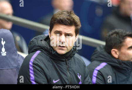 Tottenham manager Mauricio Pochettino durante il match di Premier League tra Tottenham Hotspur e Cardiff City a Wembley Stadium , Londra , 06 ottobre 2018 solo uso editoriale. No merchandising. Per le immagini di calcio FA e Premier League restrizioni si applicano inc. no internet/utilizzo mobile senza licenza FAPL - per i dettagli contatti Football Dataco Foto Stock
