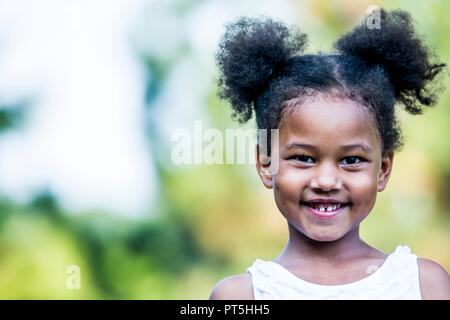 Ritratto di ragazza sorridente, close-up. Foto Stock