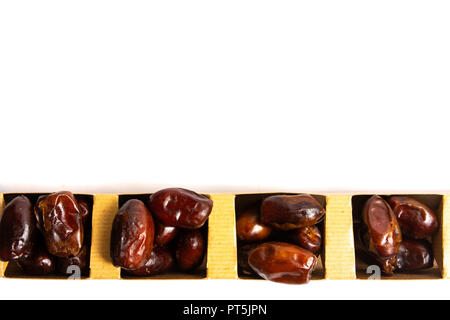 Datteri freschi frutti date su sfondo bianco isolato Foto Stock