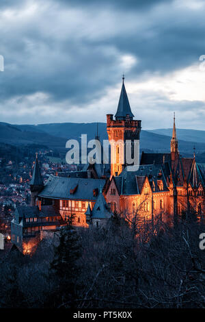 Wernigerode castle al crepuscolo con illuminazione, Sassonia-Anhalt, Germania, Ritratto Foto Stock