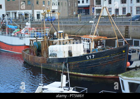 Il vecchio peschereccio Ormeggiato accanto ad altre barche nel porto a Stornoway sull'isola di Lewis Ebridi Esterne della Scozia UK Regno Unito Foto Stock