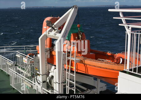 La vita in barca Caledoniam MacBrayne Calmac ferry che viaggiano in mare da Stornoway a Ullapool nelle Ebridi Esterne costa ovest della Scozia Foto Stock