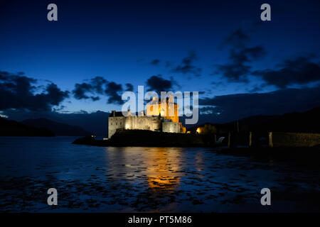 Eilean Donan Castle al crepuscolo, presi dai visitatori del parco auto Foto Stock