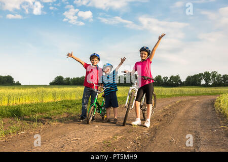 Bambini sportivo nei caschi con bici Foto Stock