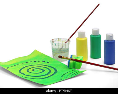 Abstract verde pittura acrilica con pennello, spugna e colori isolati su sfondo bianco Foto Stock