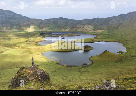 Il cratere del vulcano con un lago sull isola di Corvo, Azzorre, Portogallo Foto Stock