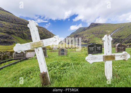 Nordic paesaggio naturale, Saksun, Stremnoy isola, isole Faerøer, Danimarca. Iconico il tetto verde case. Foto Stock