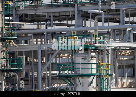 Tubi e attrezzature pesanti da una raffineria di petrolio Foto Stock