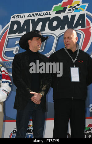 Grand Marshal Nicolas Cage e il baseball Hall of Famer Cal Ripken Jr partecipare pre gara attività prima di iniziare la quarantanovesima Daytona 500 al Daytona International Speedway di Daytona Beach, in Florida, il 18 febbraio 2007 Foto Stock