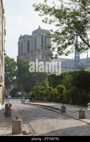 Vista della cattedrale di Notre Dame de Paris da Rue Saint-julien Le pauvre, Francia. Foto Stock