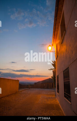 Street al crepuscolo. Hita, provincia di Guadalajara, Castilla La Mancha, in Spagna. Foto Stock