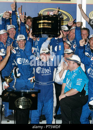 Ryan Newman vincente celebra il cinquantesimo annuale di NASCAR Daytona 500 al Daytona International Speedway di Daytona Beach, Florida il 17 febbraio 2008. Foto Stock