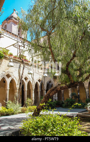 Il chiostro medievale di San Francesco a Sorrento, Napoli, Italia Foto Stock