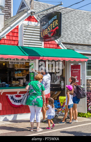 La famiglia nei negozi e la zona dei ristoranti di Perkins Cove in Ogunquit Maine negli Stati Uniti Foto Stock