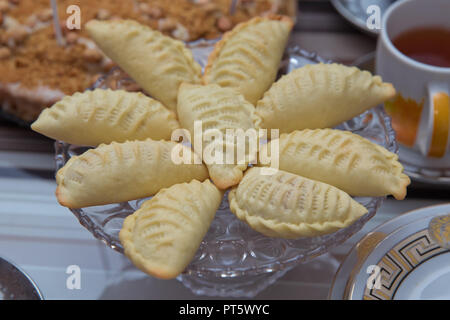 Tradizionale azerbaigiano shecurbura dolce shakarbura Cori il simbolo di Novruz holiday . Novruz vassoio con Azerbaigian tradizionale pasticceria shecurbura . Shecurbura cotta durante le vacanze di primavera . Foto Stock