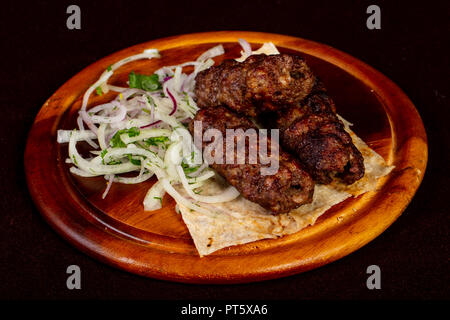 Grigliate di carne di manzo kofta kebab servito cipolla Foto Stock